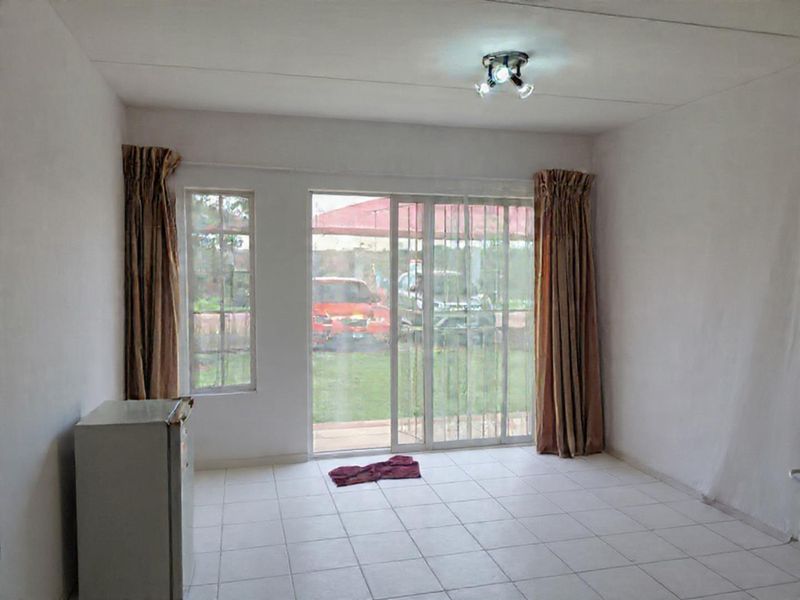 2 bedroom ground floor unit, walking distance from Eastrand Mall - investors+first time buyers! ideal property! - Photo 5