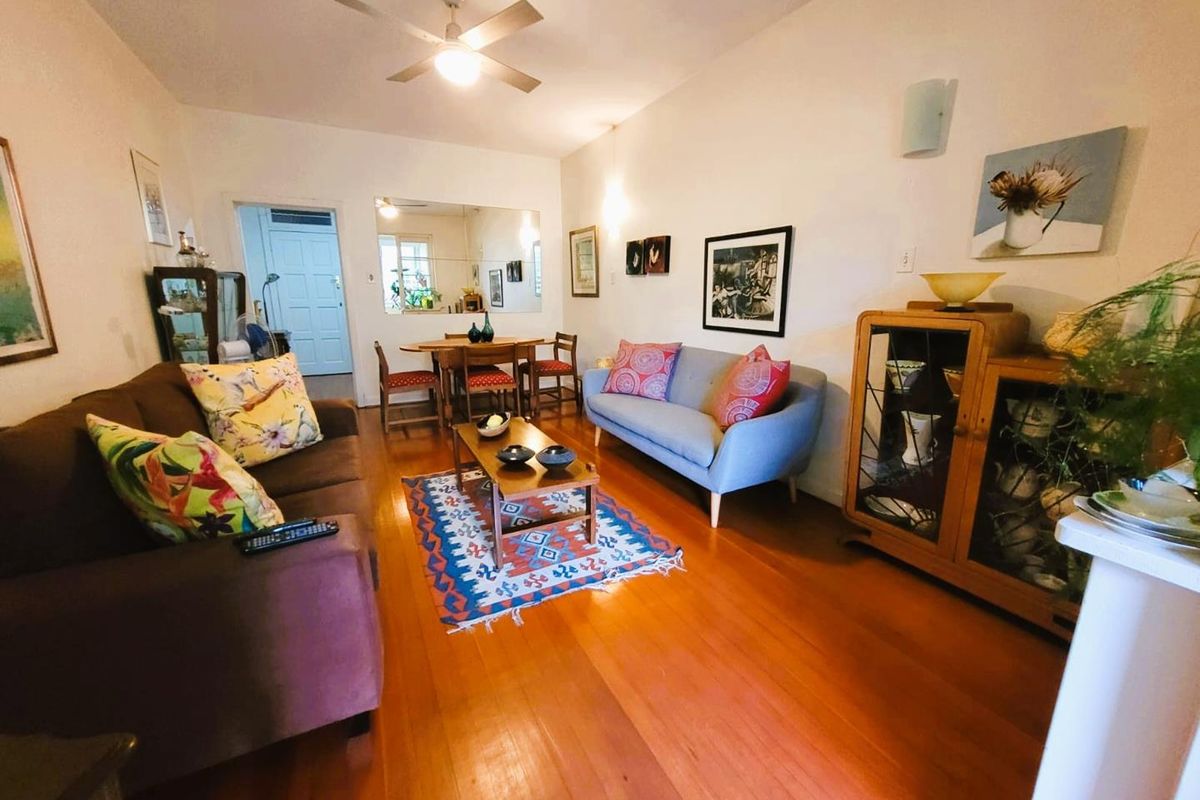 **Charming Flat in Upper Glenwood: Convenience Meets Comfort** - Photo 4