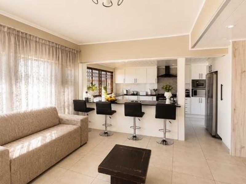 A Residence of Distinction - Photo 7