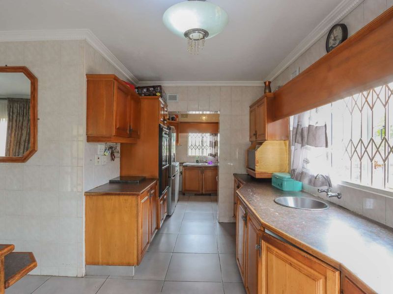 6-Bedroom Double-Storey + 2 Income-Generating Flats – Earn R11,000pm! - Photo 6
