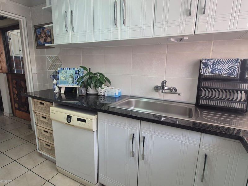 Spacious 3 bedroom unit with a lockup garage in the heart of Margate - Photo 9
