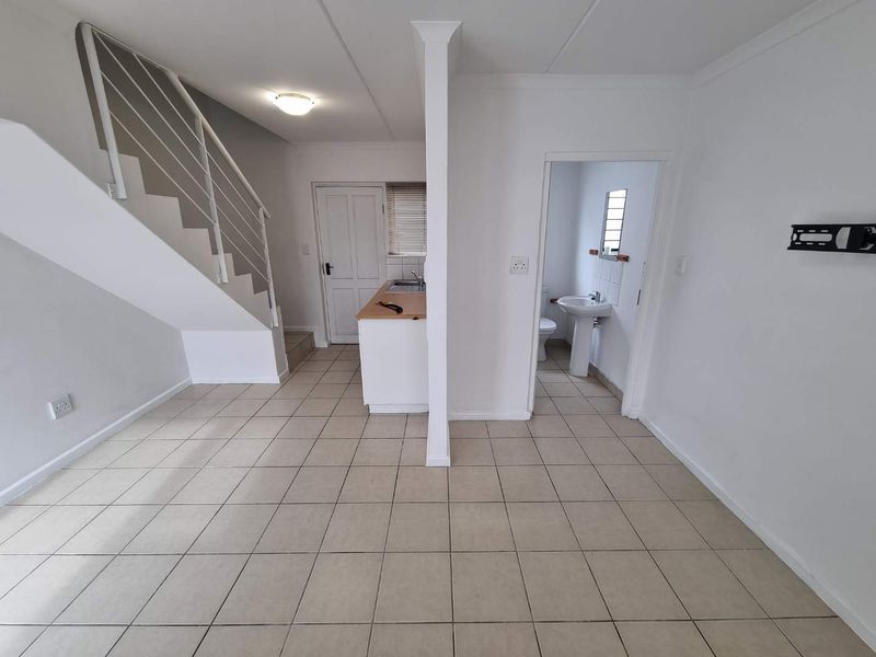 Unfurnished 2-Bedroom Duplex Apartment for Rent in Maitland - Photo 3