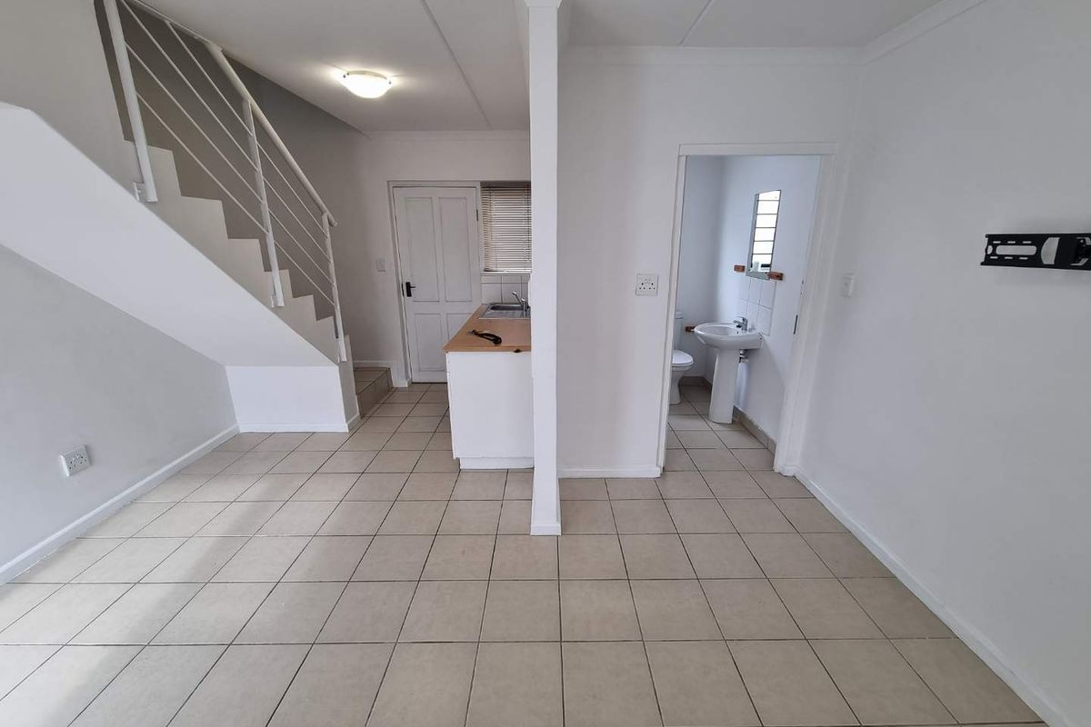 Unfurnished 2-Bedroom Duplex Apartment for Rent in Maitland - Photo 3
