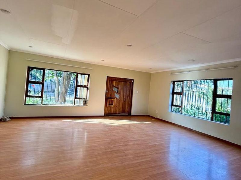 Newly renovated entertainers dream in a partially enclosed area - Photo 3