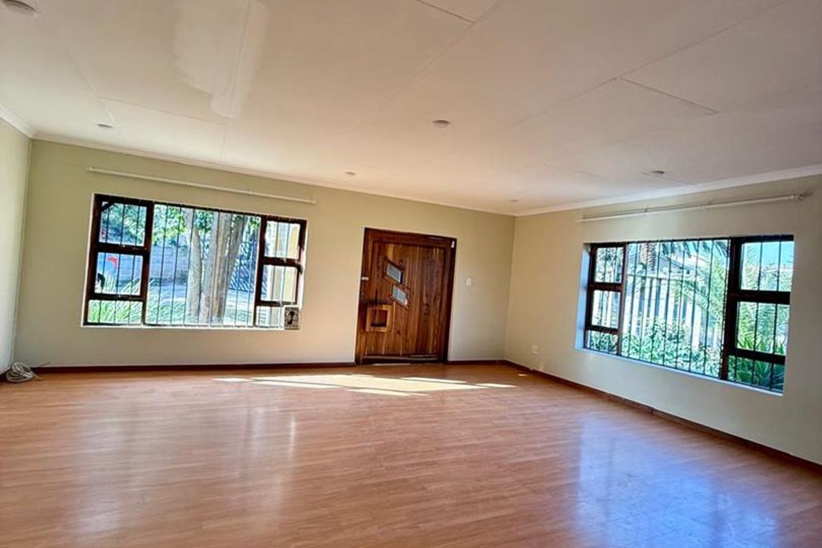 Newly renovated entertainers dream in a partially enclosed area - Photo 3