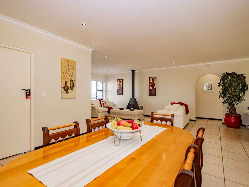 4 Bedroom House in Country Club - Photo 6