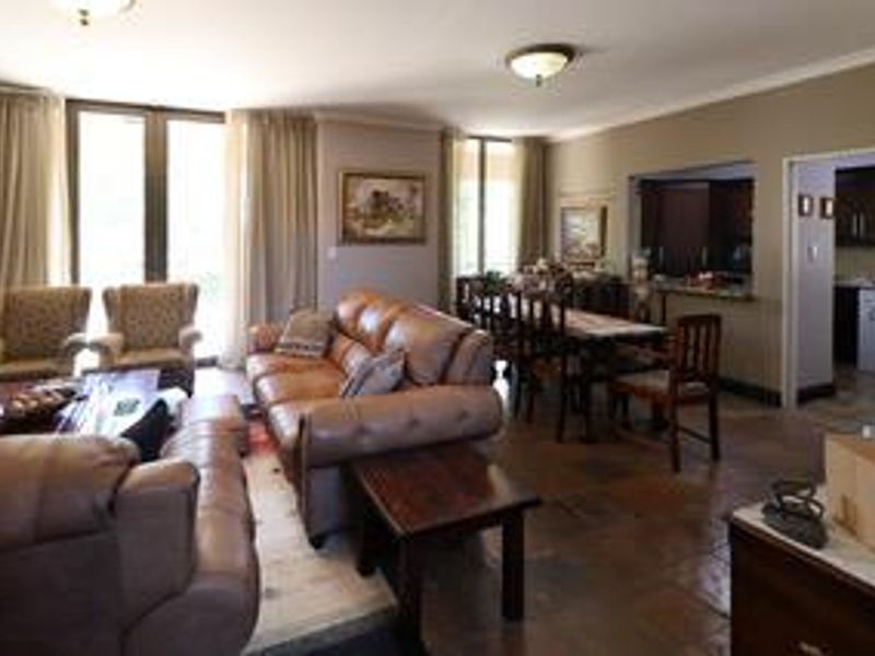 Start afresh in this much loved townhouse. - Photo 3