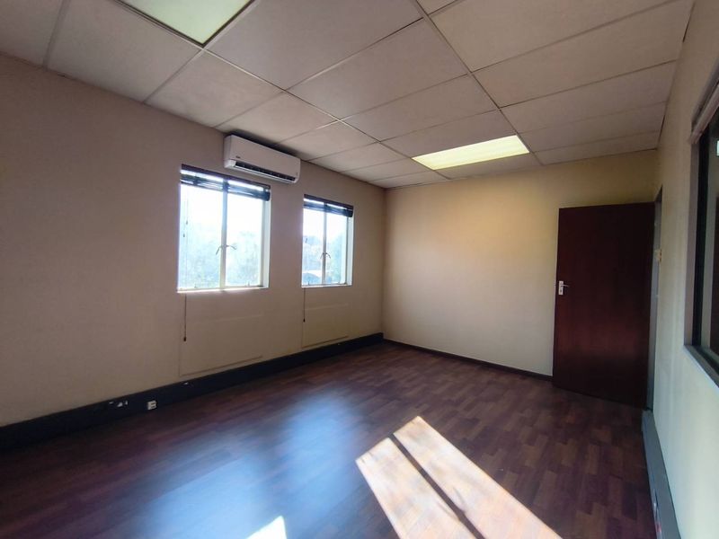261m2 Office Space To Let in Midrand - Photo 8