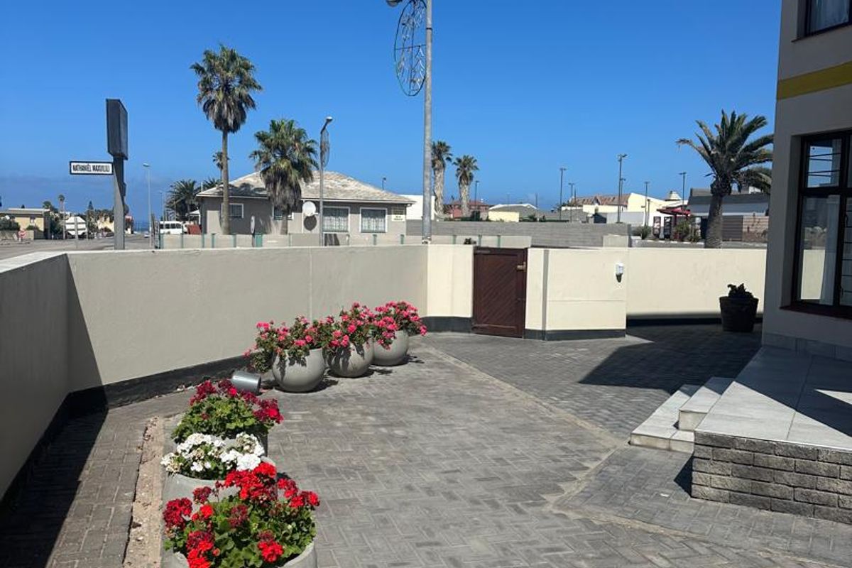 🏡 Reduced to go🏡 Buy a 4 bedroom duplex Townhouse in Swakopmund 📌 CBD!!️selling at N$ 3500 000 cost exclusive in Mainau complex. - Photo 3