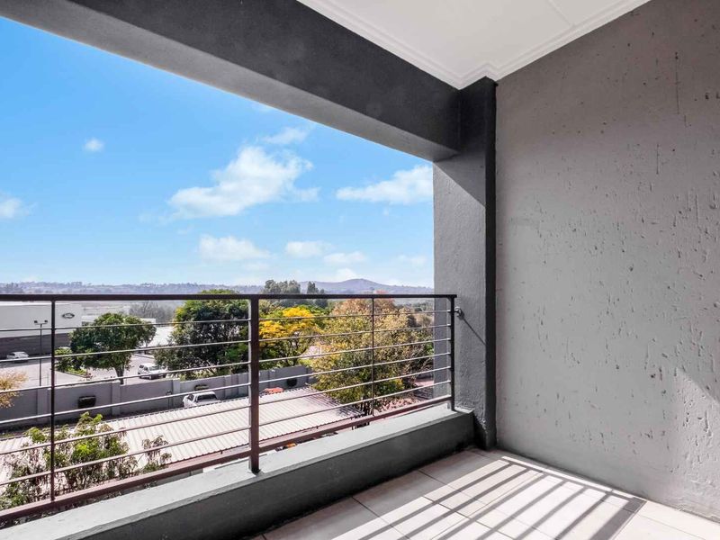 MIDDLE FLOOR APARTMENT SITUATED IN A HIGHLY DESIRABLE LOCATION - Photo 5