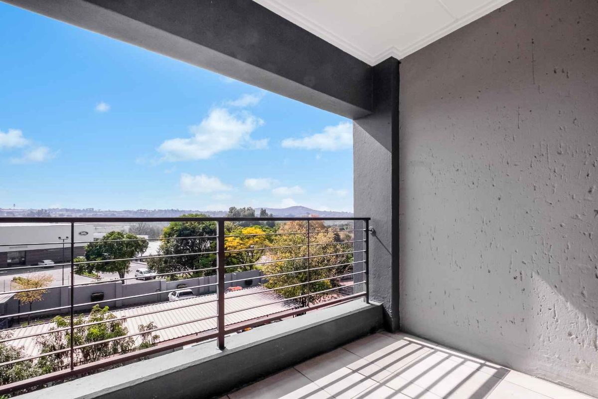 MIDDLE FLOOR APARTMENT SITUATED IN A HIGHLY DESIRABLE LOCATION - Photo 5