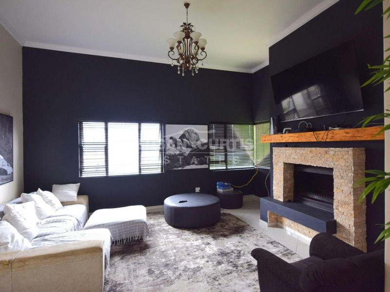 4 BEDROOM HOUSE IN EXT 15, IS FOR SALE - Photo 3