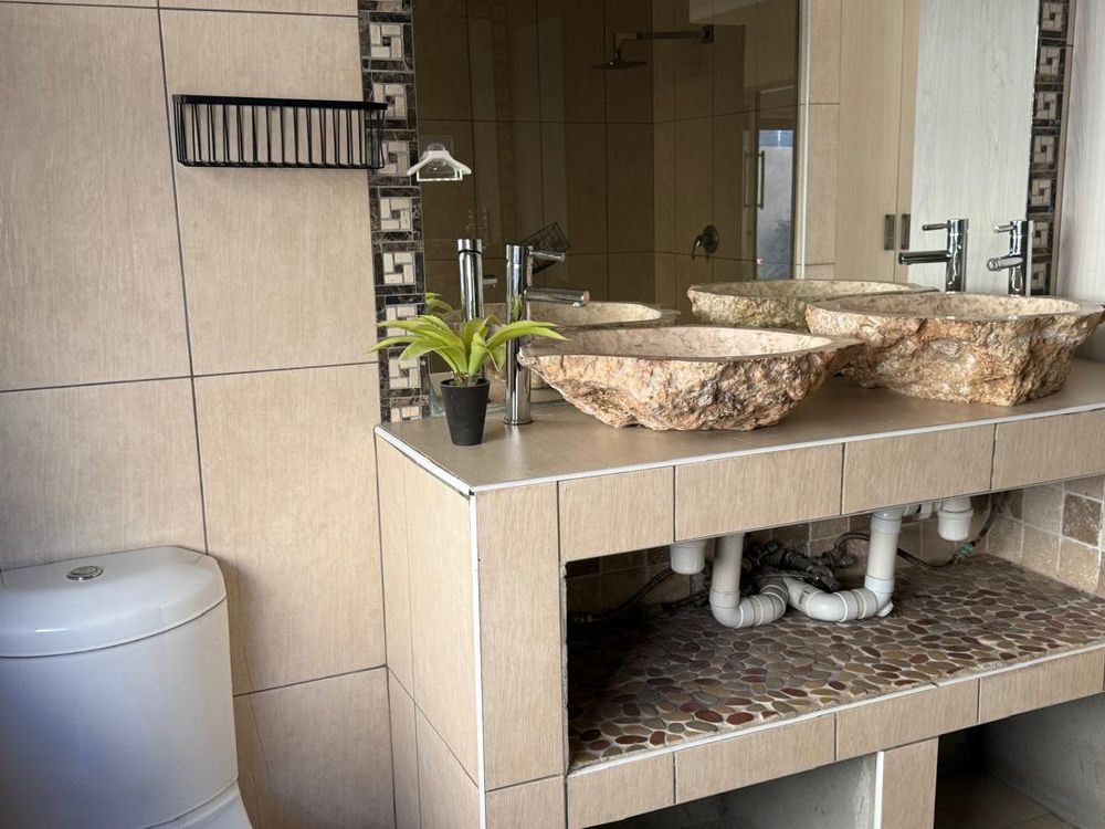 Bedroom 1 en-suit bathroom 