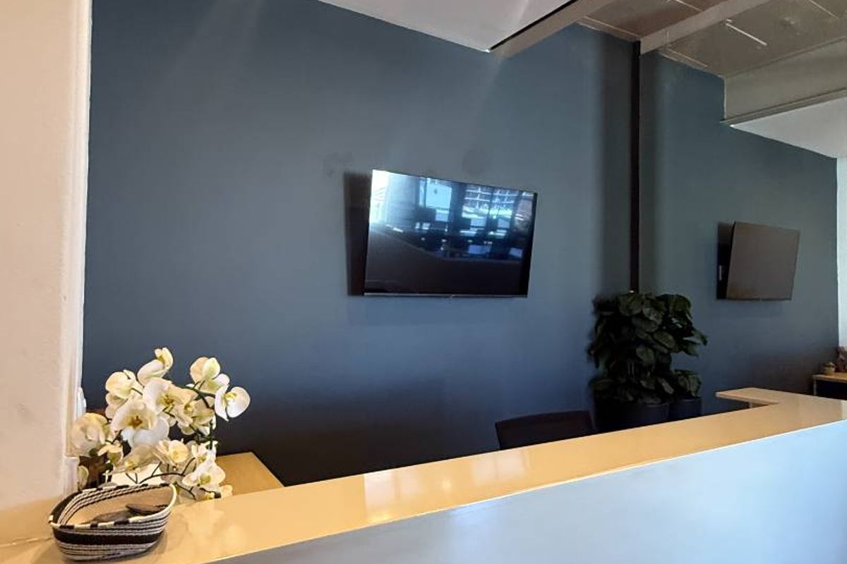 Plug and play furnished office with stunning views to let in Green Point - Photo 3