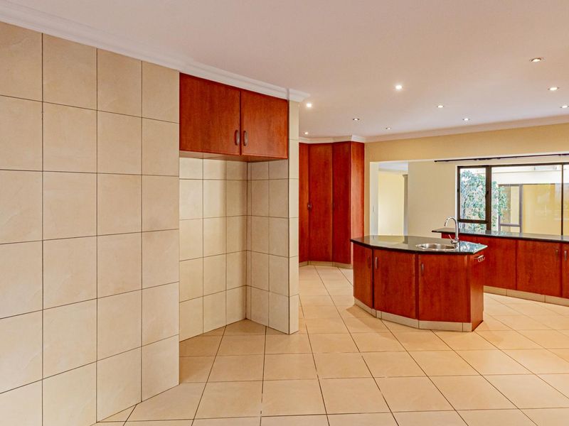 Beautiful 7 bedroom at Dainfern Golf Estate - Photo 7