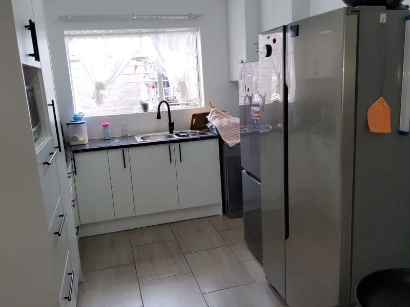 **Spacious 3-Bedroom Townhouse in Secure Complex - Photo 1