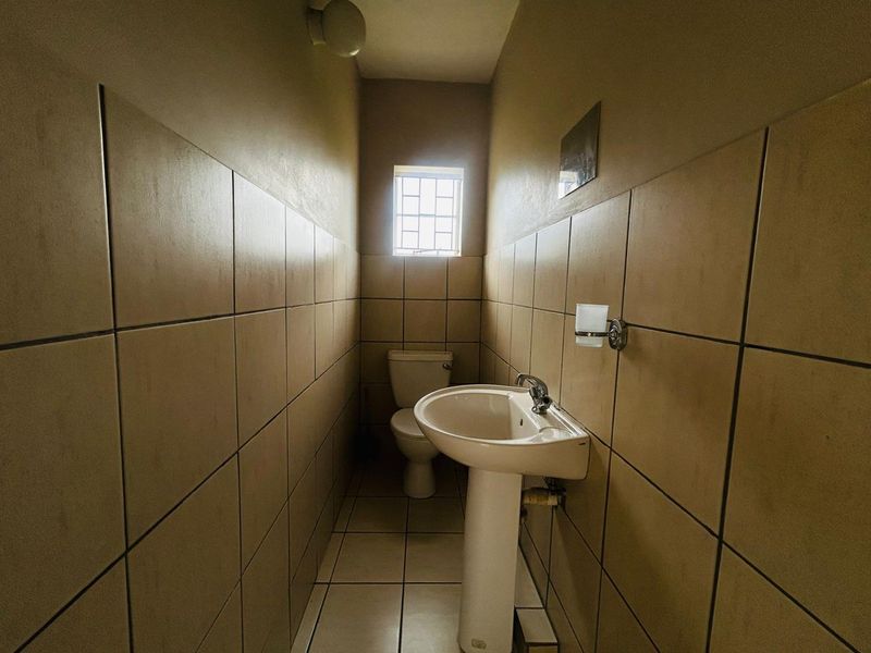 Spacious 1 Bedroom Garden Cottage on Large Shared Property - Photo 8