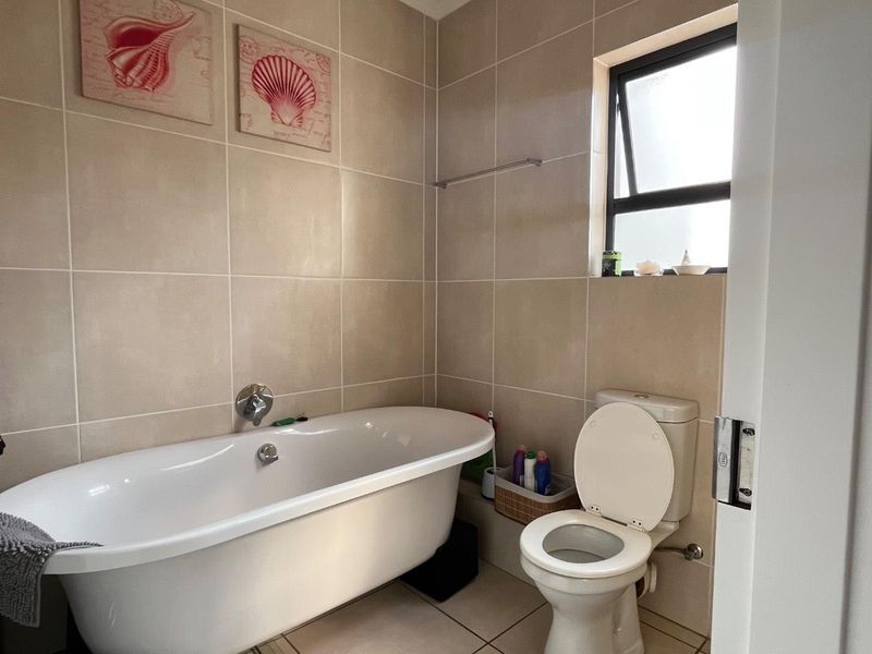 Modern 2 Bedroom, 2 Bathroom Apartment in Olivedale - Photo 9