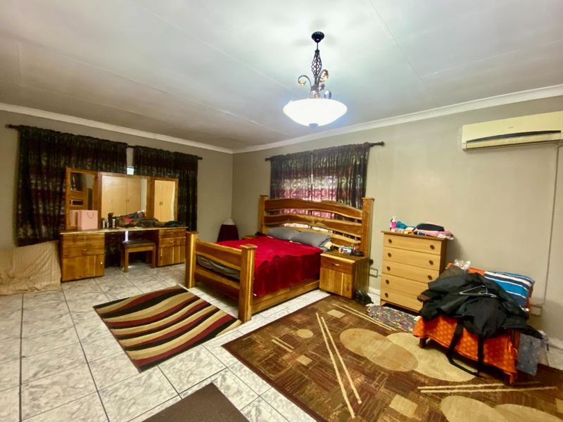 Income Generating 2.2ha Smallholding – 2 Houses, 2 Flats & 240m2 Workshop | R2.4m | Magaliesmoot AH - Photo 10