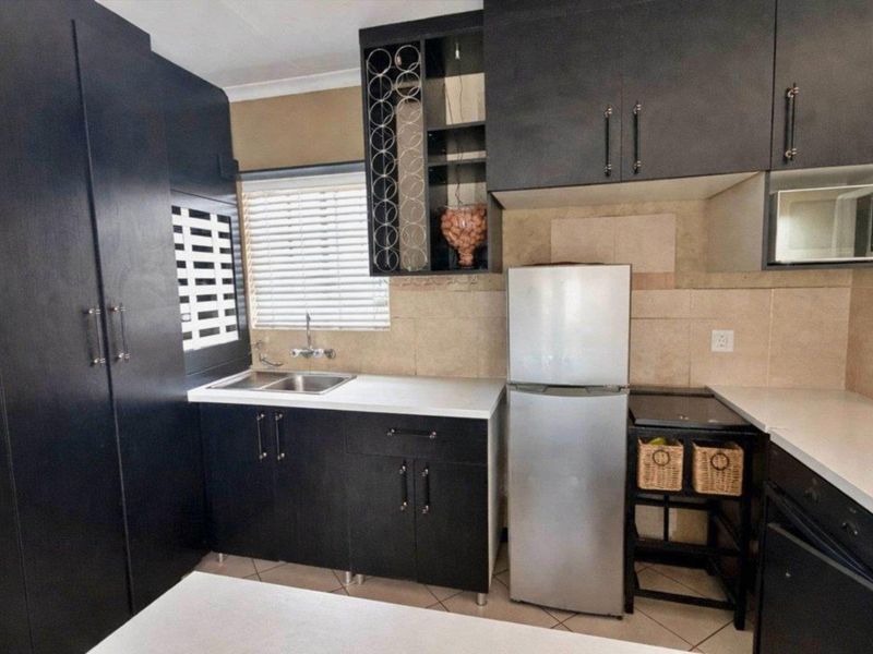 Charming 3 Bedroom Apartment for Sale in Equestria - Photo 4