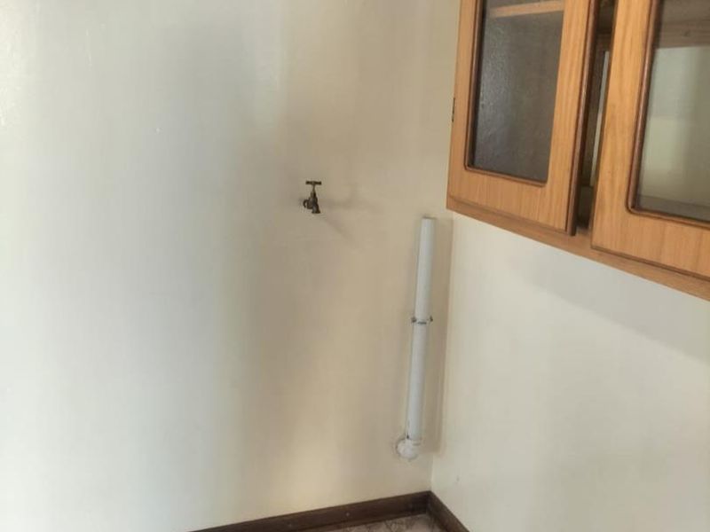 Charming Bachelor's Flat with Inclusive Utilities and Covered Parking - Photo 5