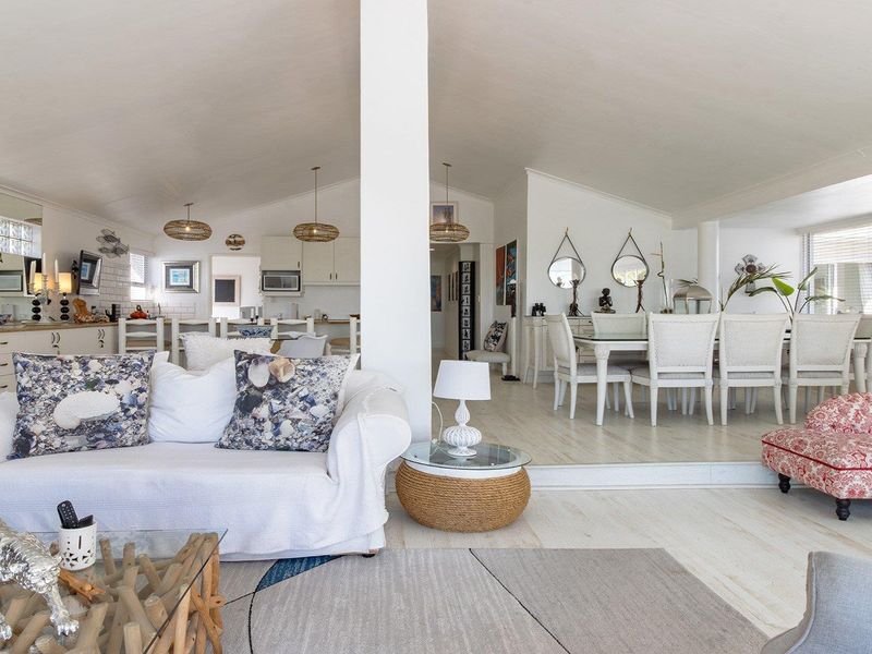 Spacious Coastal Living: 4-Bedroom Family Home for Sale in Grotto Bay - Photo 8