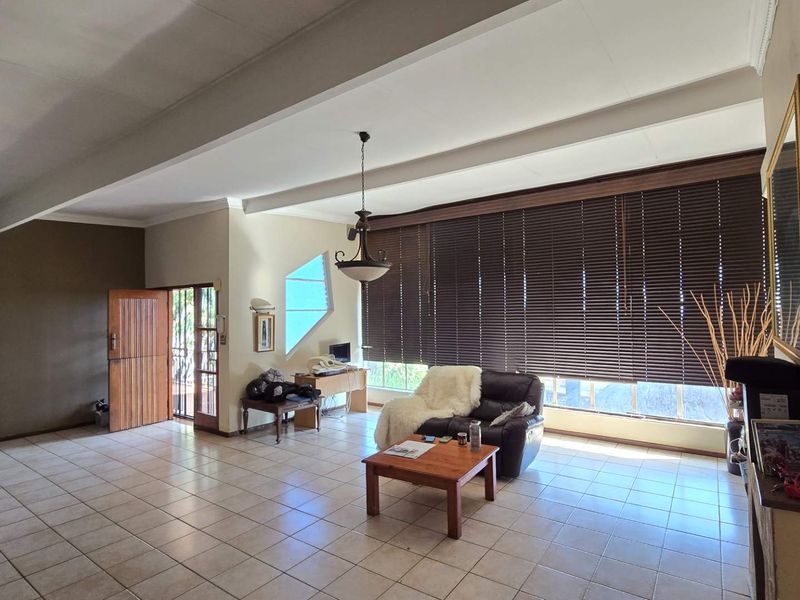 Double Storey Family home with Flatlet & Pool In Sinoville above Braam Pretorius - Photo 6