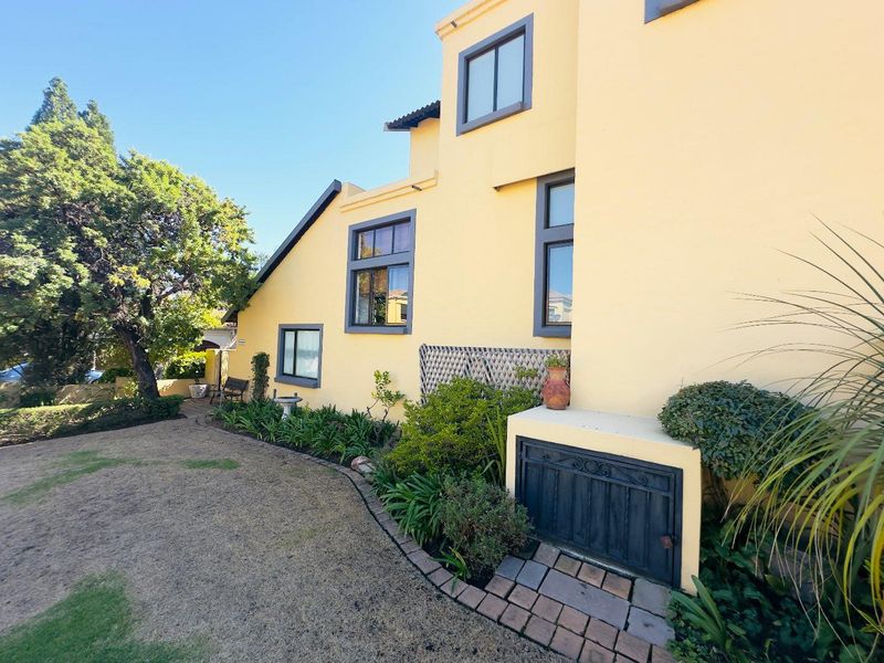 4 Bedroom House for Sale in Blue Valley Golf Estate - Photo 2