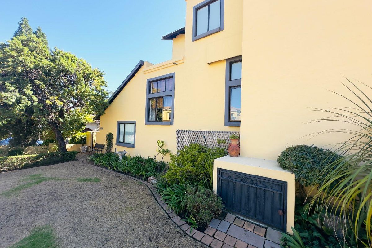 4 Bedroom House for Sale in Blue Valley Golf Estate - Photo 2