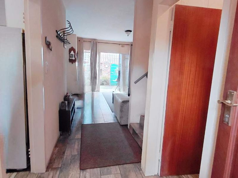 Entertain & Unwind: 2-Bedroom with a Private Garden - Photo 2