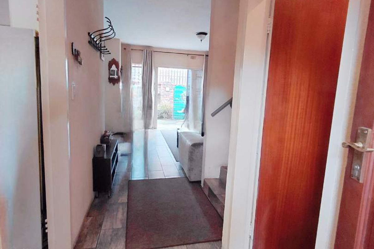 Entertain & Unwind: 2-Bedroom with a Private Garden - Photo 2