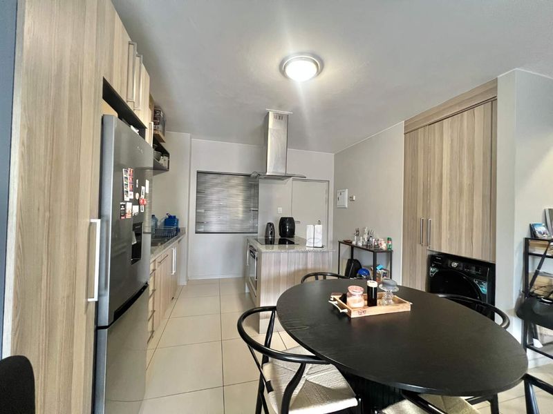 Modern 2-bedroom, 2-bathroom ground floor apartment for sale in Rivonia / Edenburg - Photo 3