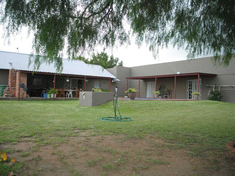 Lovely Family Home Spacious yard with pool fully Backup Generator and  6.7kva battery system - Photo 6