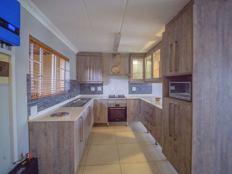 Three Bedroom townhouse in Annlin - Photo 3