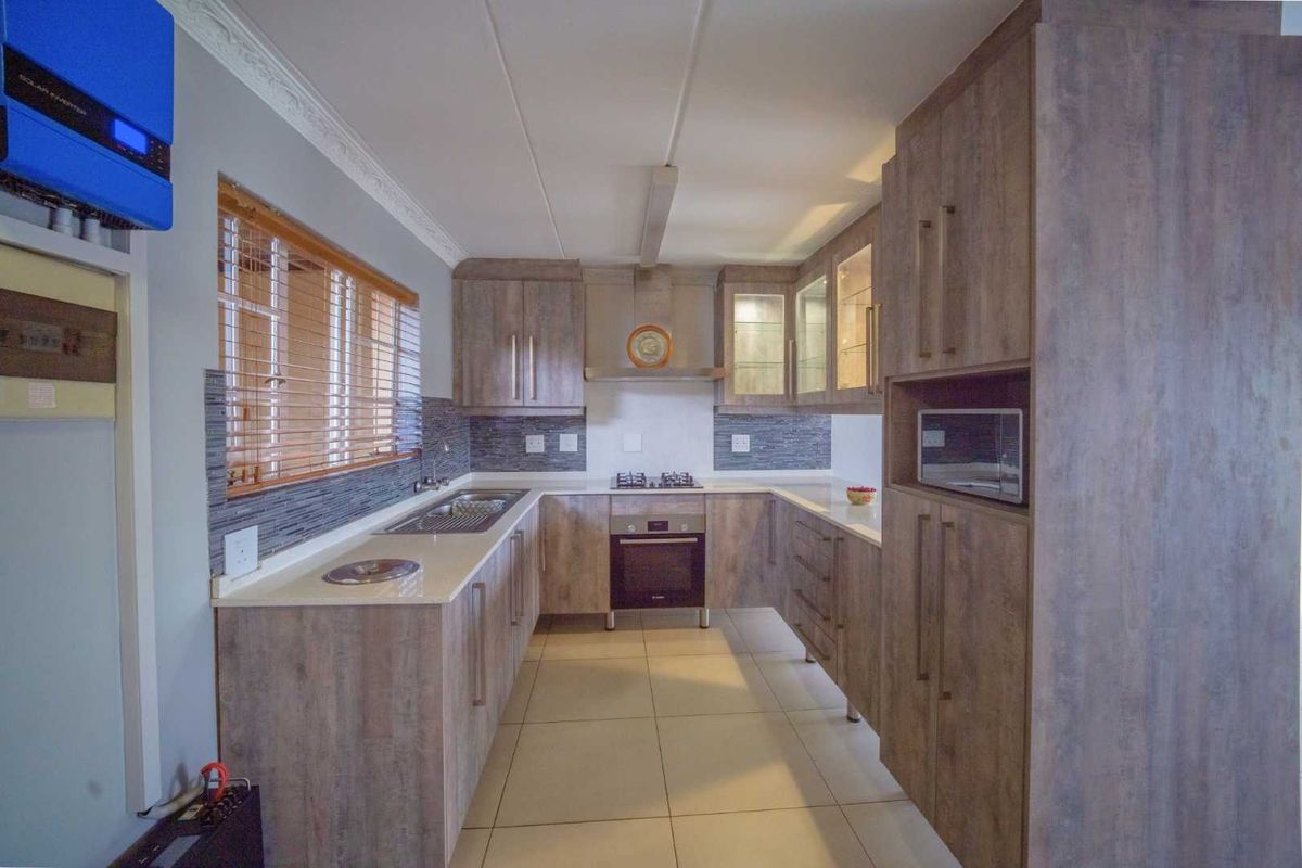 Three Bedroom townhouse in Annlin - Photo 3
