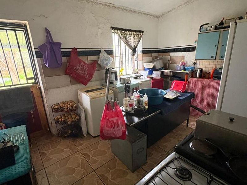 Solid 3-Bedroom Home on a Large Stand – Exceptional Opportunity- Business rights - Photo 9