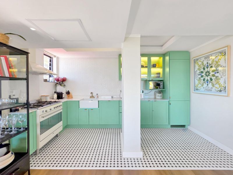 Beautifully designed and curated home in the heart of Fresnaye - Photo 9