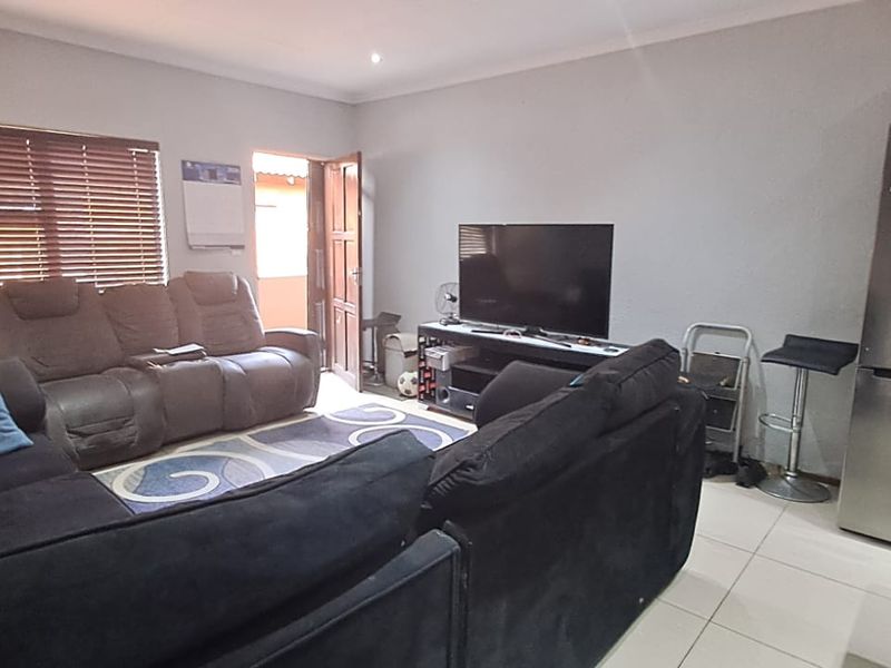 Modern Lock-Up-and-Go Living in Albertsdal Heights - Photo 3