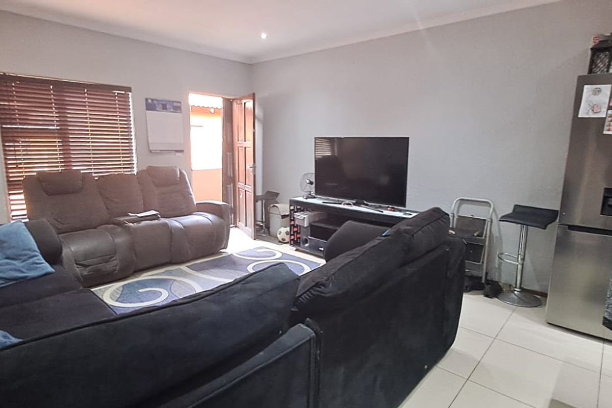 Modern Lock-Up-and-Go Living in Albertsdal Heights - Photo 3