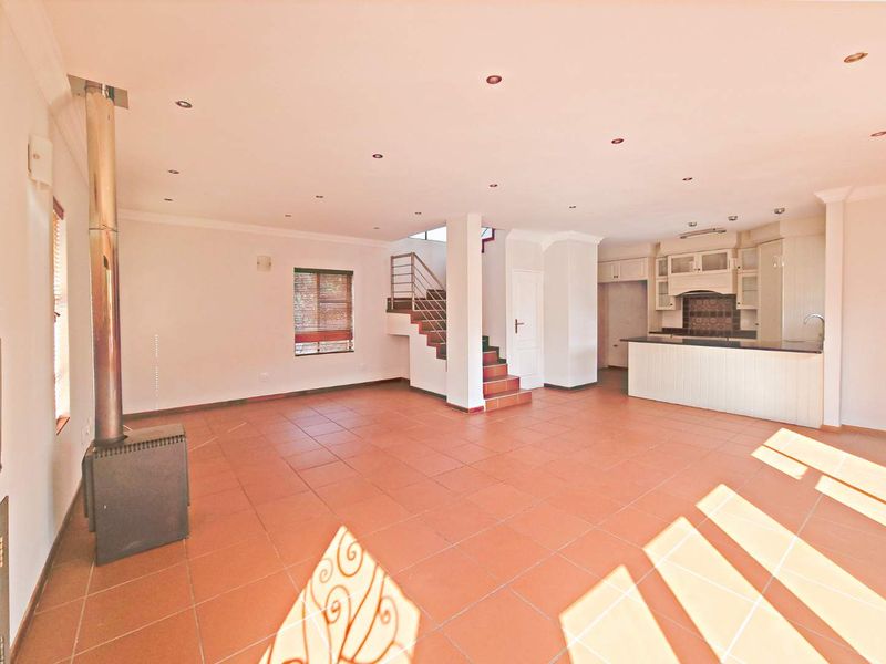 ELEGANT FAMILY LIVING IN SECURITY ESTATE. - Photo 2