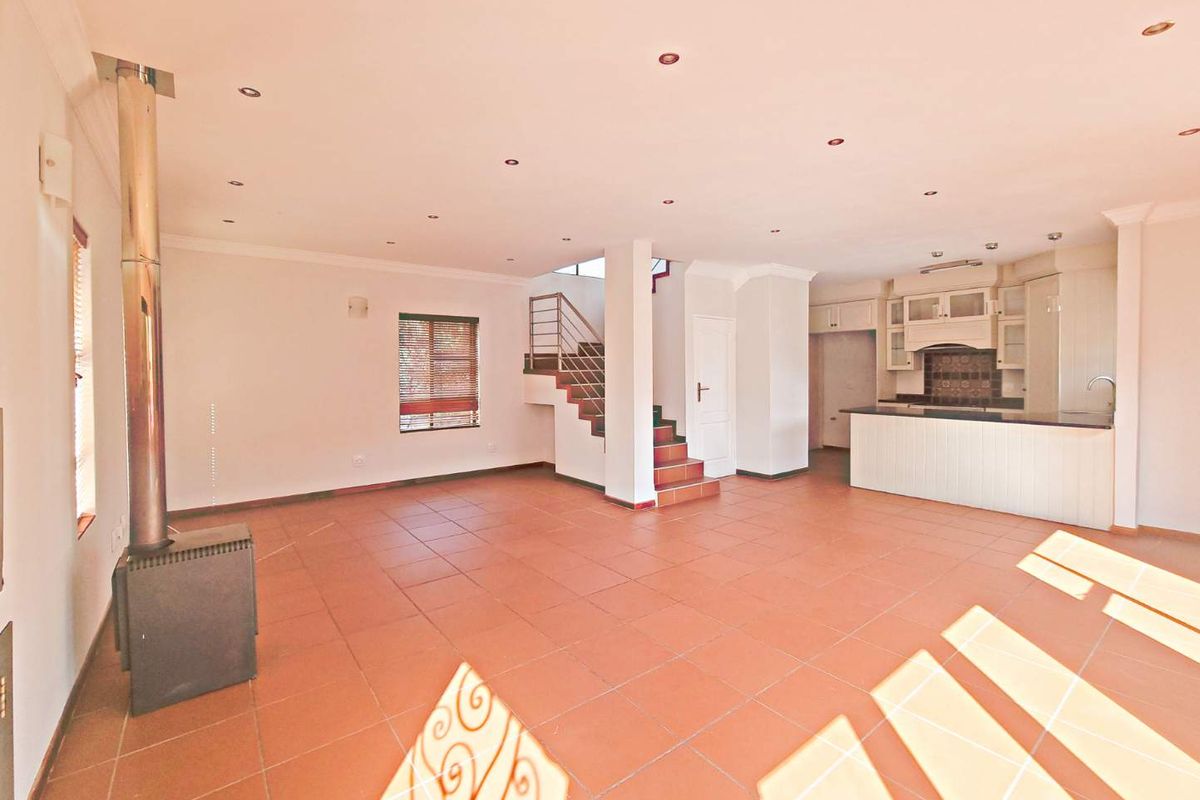 ELEGANT FAMILY LIVING IN SECURITY ESTATE. - Photo 2