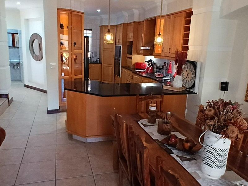 "Secure Estate Living: Modern Home for Investors or Downsizers! - Photo 3