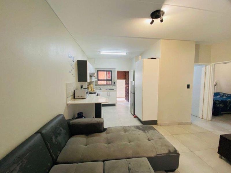 For Sale: Two Bedroom Apartment in Ravenswood - Photo 4