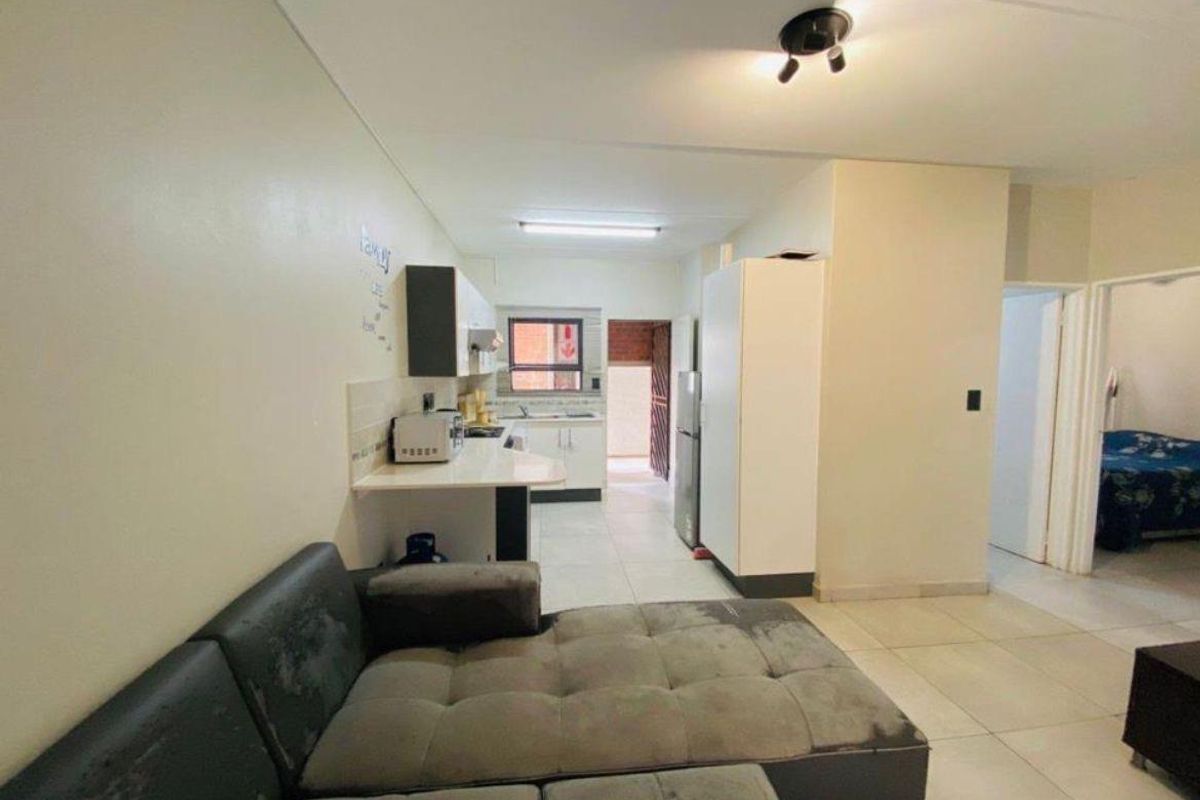 For Sale: Two Bedroom Apartment in Ravenswood - Photo 4