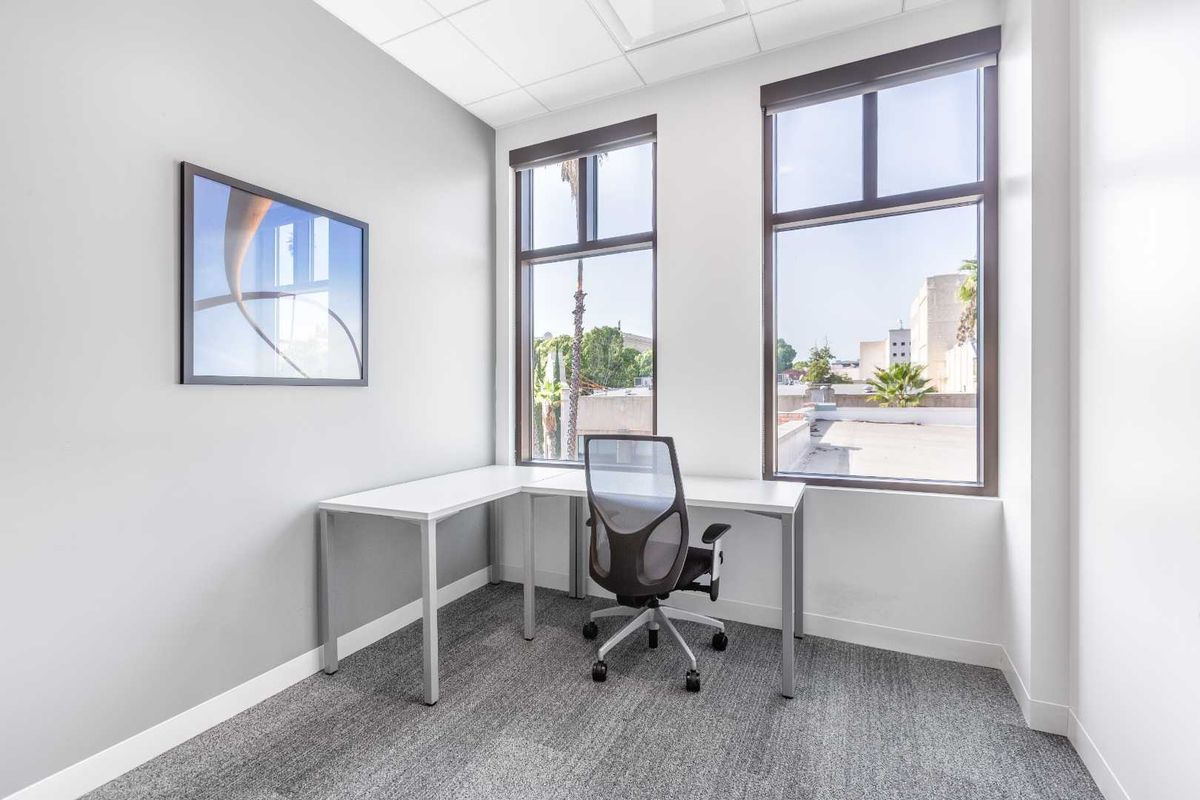 Fully serviced private office space for you and your team in Spaces Broadacres. - Photo 2