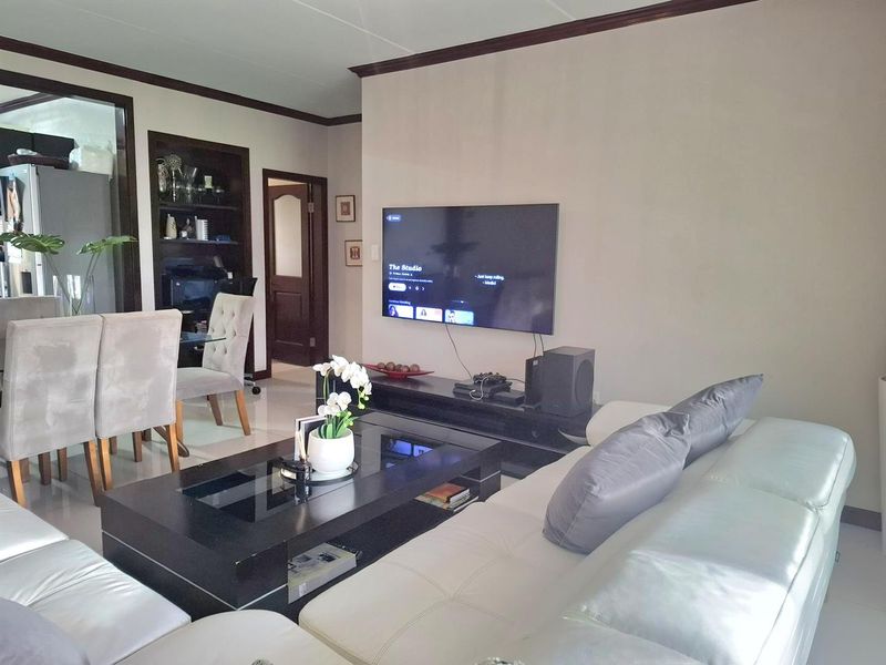 Live in the centre of it all- before it's all gone - Photo 9