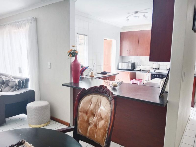 Charming 2-Bedroom Apartment in Secure 24-Hour Security Complex - Photo 4