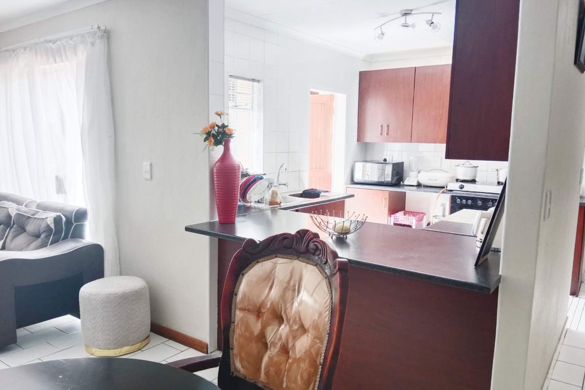 Charming 2-Bedroom Apartment in Secure 24-Hour Security Complex - Photo 4