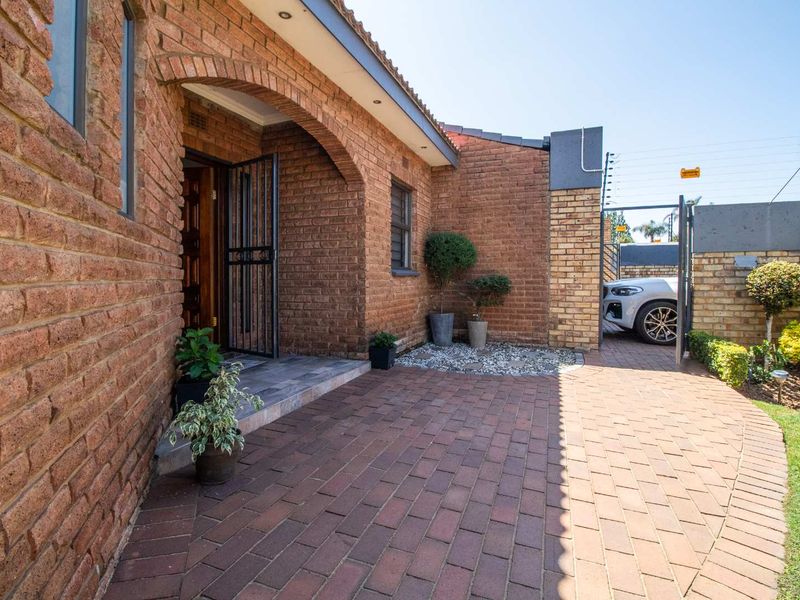 Charming Cluster Home: Perfect for Family Living! - Photo 2