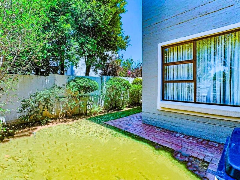 Staggering Cluster house in Midrand Vorna Valley right across Mall of Africa - Photo 5
